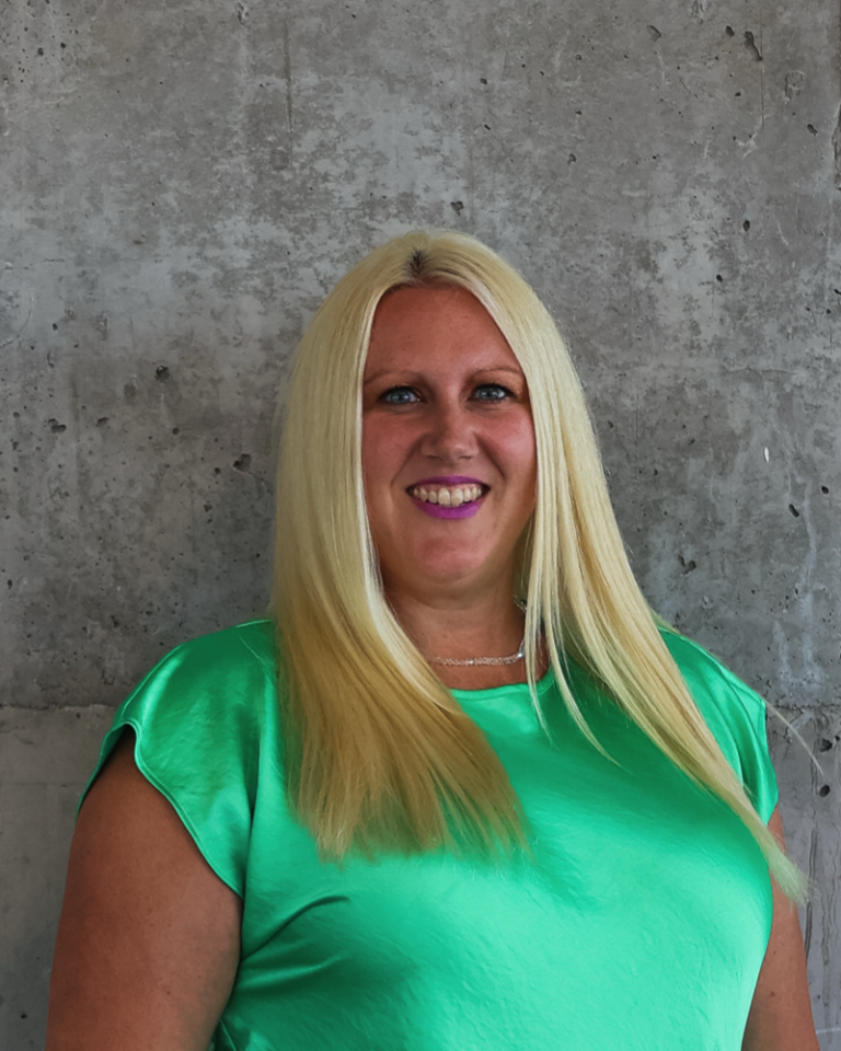 Portrait of Jen Hoeland